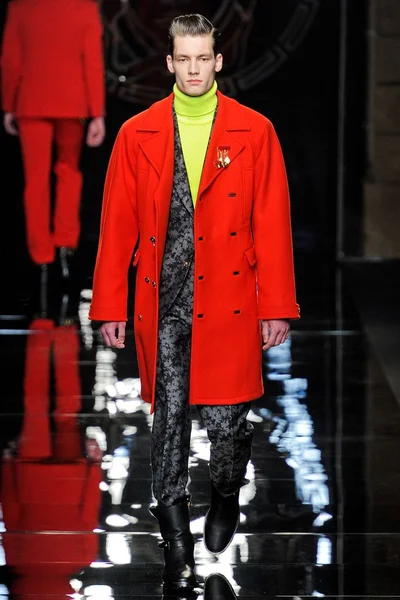 Look 16
